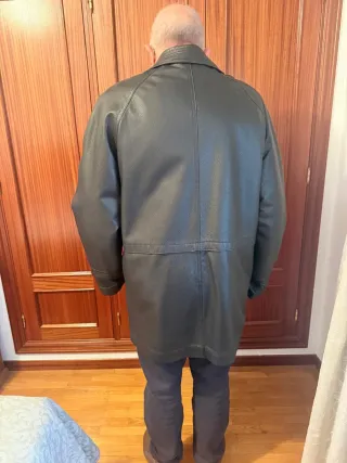 Abrigo de piel negro y marrón