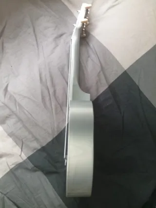 Ukulele giocattolo cromato