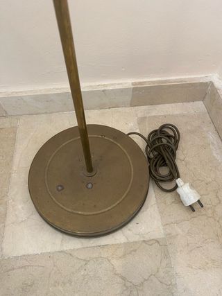 Lámpara de pie vintage dorada.