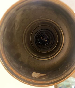 Lámpara de pie vintage dorada.