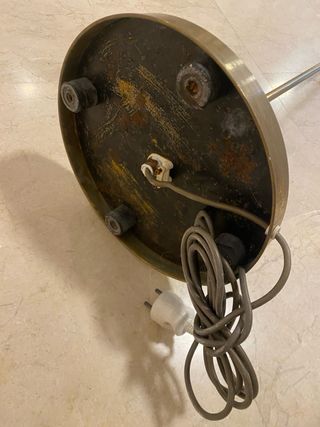 Lámpara de pie vintage dorada.