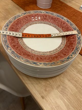 Vajilla de porcelana roja y blanca