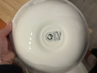 Vajilla de porcelana roja y blanca