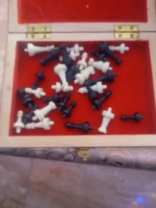 Ajedrez de madera con piezas