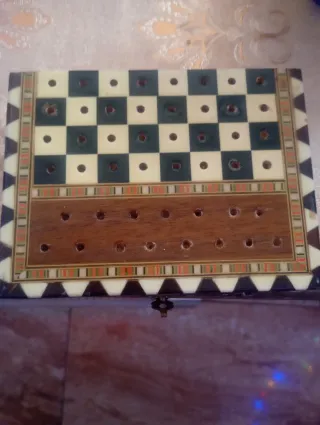 Ajedrez de madera con piezas