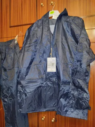 Traje de lluvia azul nuevo
