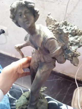 Figura de niño con cesta de frutas