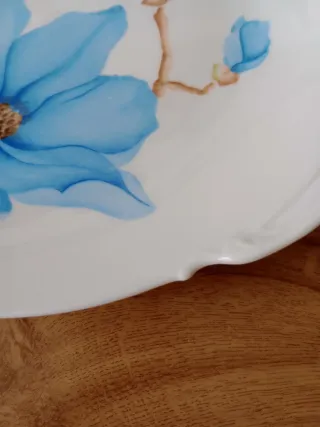 Plato de porcelana con asas y flores azules