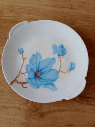Plato de porcelana con asas y flores azules