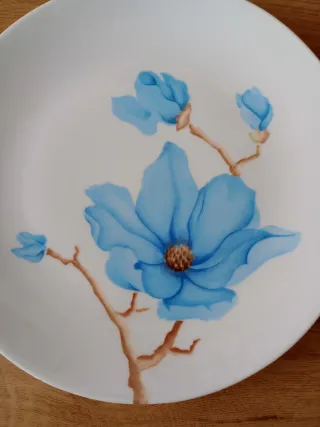 Plato de porcelana con asas y flores azules