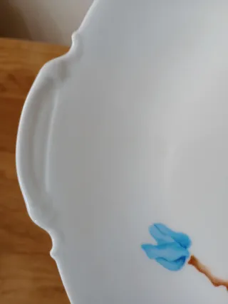 Plato de porcelana con asas y flores azules