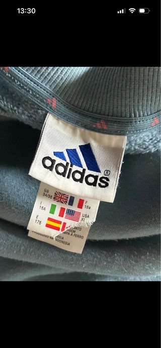 Sudadera Adidas de corte cropped