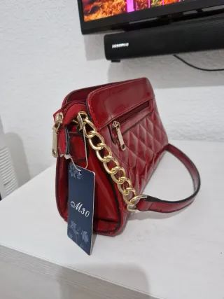 Bolso azul brillante con cadena dorada