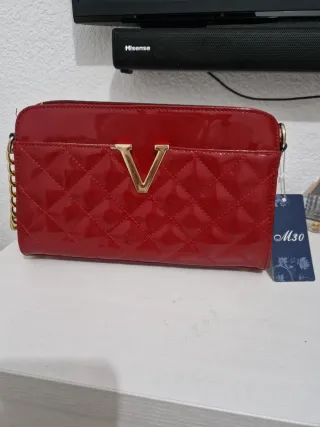 Bolso azul brillante con cadena dorada