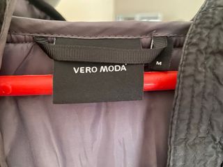 Abrigo negro acolchado mujer