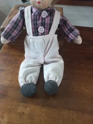 Muñeco antiguo con traje de cuadros