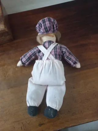 Muñeco antiguo con traje de cuadros