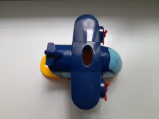 Avión infantil de carga con rampa trasera