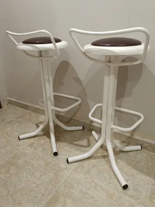 Taburetes altos blancos y marrones