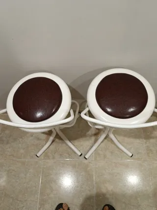 Taburetes altos blancos y marrones