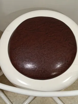 Taburetes altos blancos y marrones