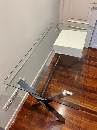 Escritorio cristal patas cromadas y cajón blanco