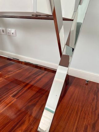 Escritorio cristal patas cromadas y cajón blanco