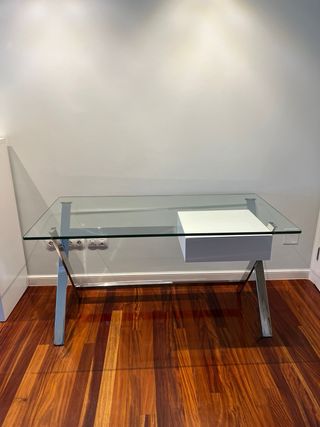 Escritorio cristal patas cromadas y cajón blanco