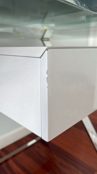 Escritorio cristal patas cromadas y cajón blanco