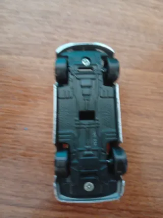 Coche de juguete blanco