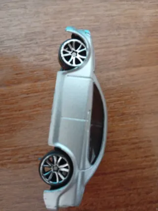 Coche de juguete blanco