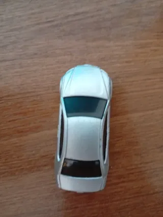 Coche de juguete blanco