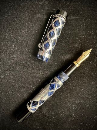 Pluma estilográfica vintage azul y plateada