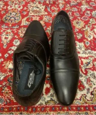 Elegantes zapatos de vestir de piel color negro