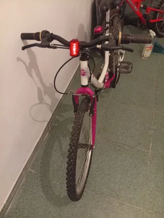 Bicicleta infantil blanca y rosa