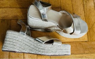 Sandalias doradas y plateadas de cuña