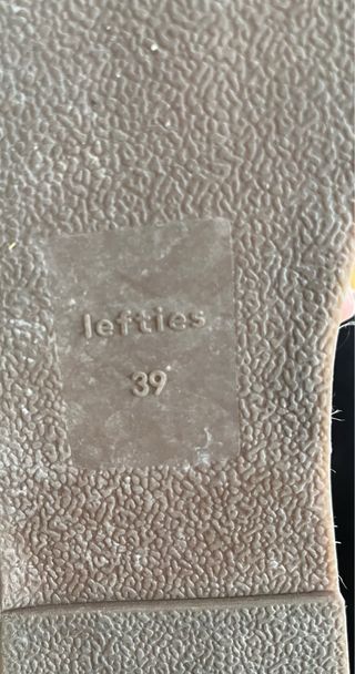 Sandalias doradas y plateadas de cuña