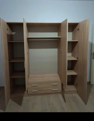 Armario blanco con cajones