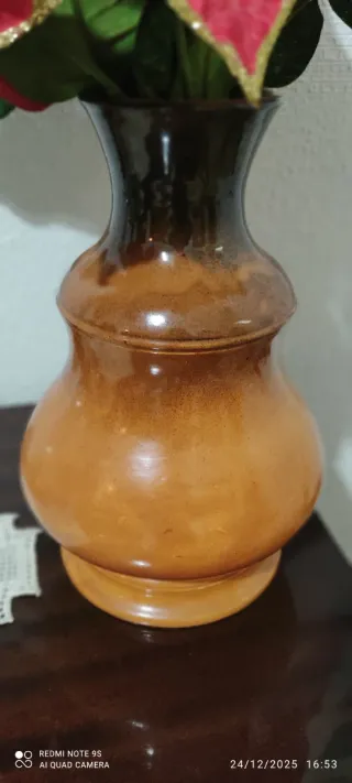 Jarrón de cerámica marrón