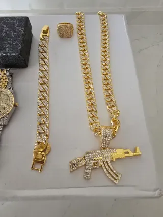 Confezione di gioielli in oro imitazione