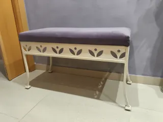 Banqueta recibidor tapizada morada y blanca