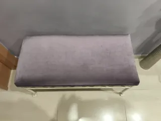 Banqueta recibidor tapizada morada y blanca