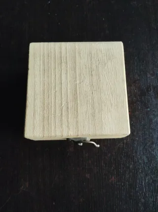 Reloj de madera con diseño nórdico