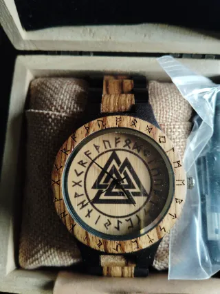 Reloj de madera con diseño nórdico