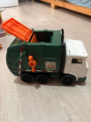 Camión de basura de juguete verde y blanco