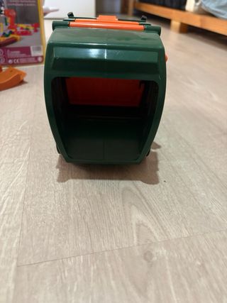 Camión de basura de juguete verde y blanco