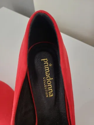 Zapatos de tacón rojos