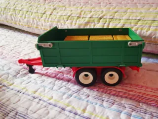 Tractor con remolque de heno