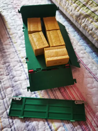 Tractor con remolque de heno