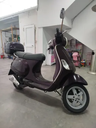 Vespa LX 125 Morado Oscuro